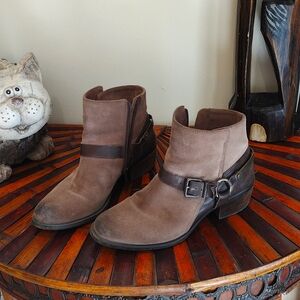 Vince Camuto Western Style Ankle Boots Size 8  Genuine Suede Leather